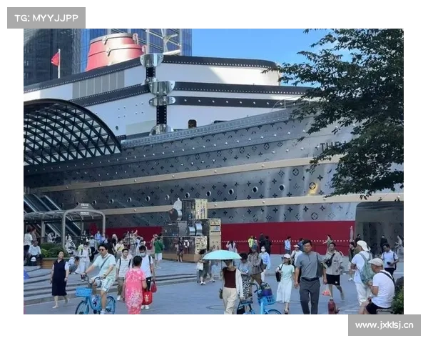 LV“路易号”巨轮成最火爆打卡点 LV“路易号”巨轮成最火爆打卡点