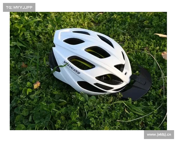 「2020摩博会」如果让你头上顶着“闪电”骑车会不会很酷？这道“闪电”头盔不足3000元就可以买到